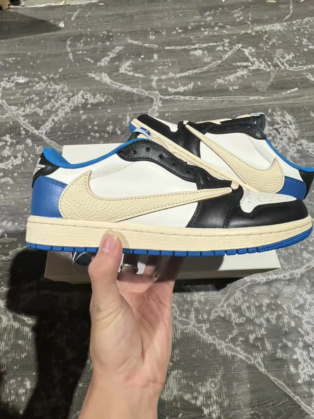 Nike White Blue Low-Top Leather-Panelled Lifestyle Sneakers 7
