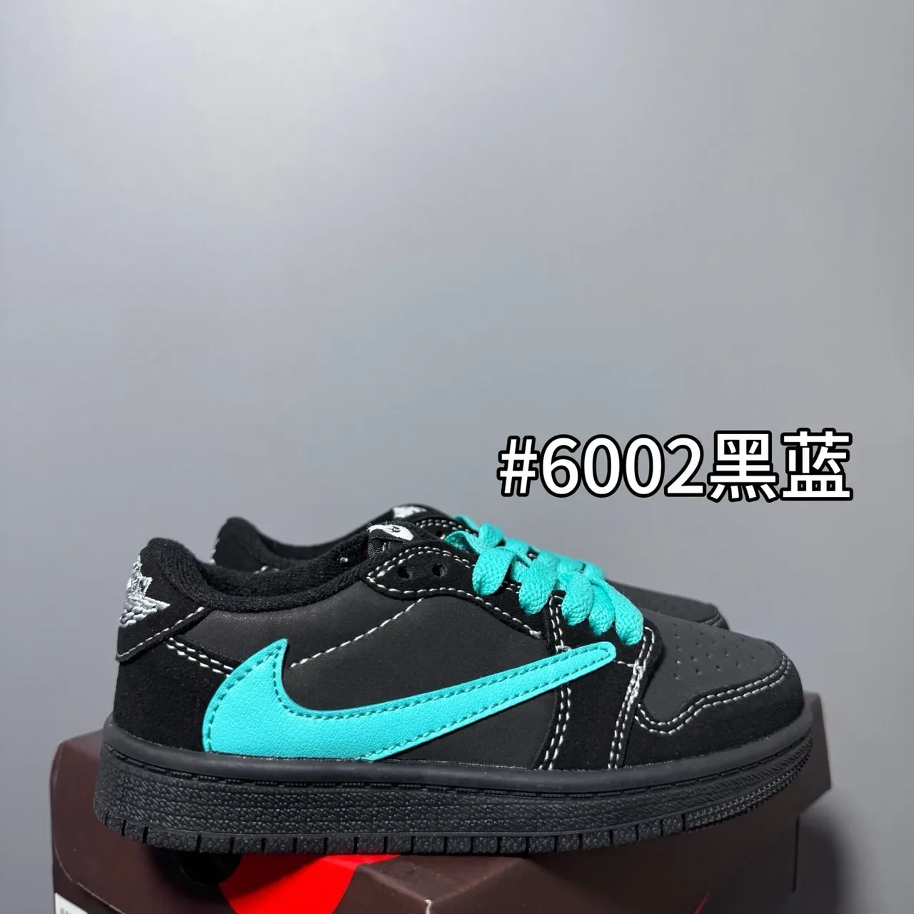 Nike White Blue Low-Top Padded Collar Sneakers 9