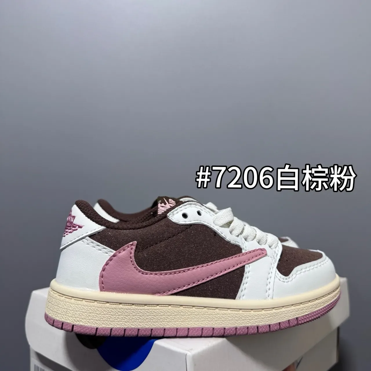 Nike White Blue Low-Top Padded Collar Sneakers 19