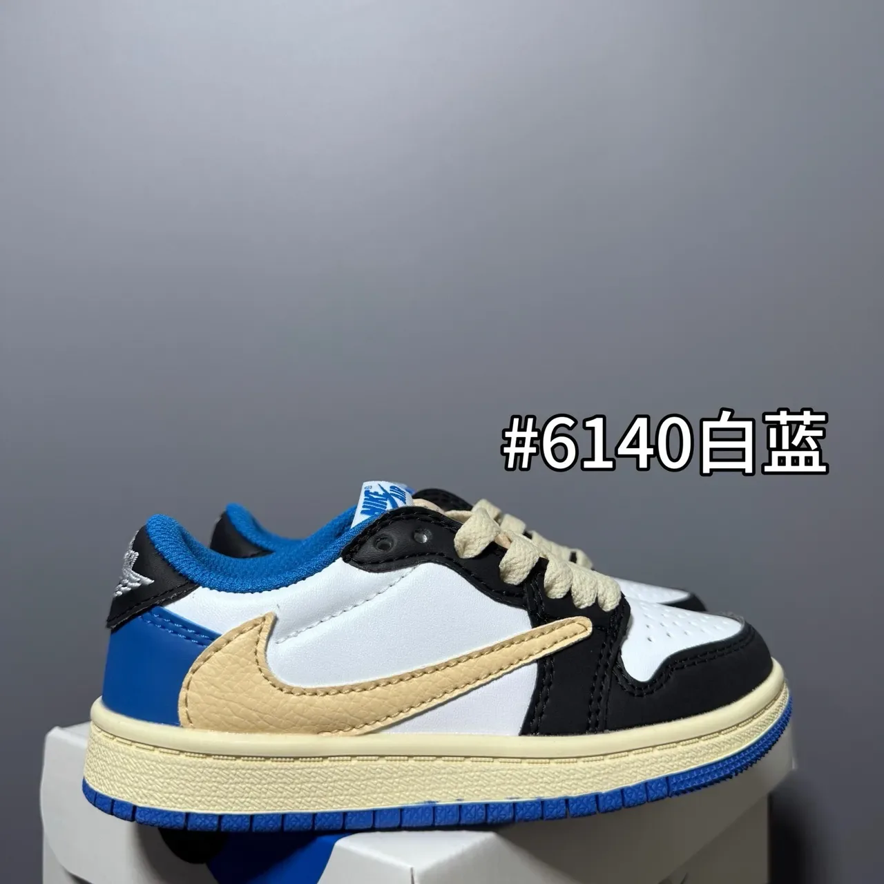 Nike White Blue Low-Top Padded Collar Sneakers 23