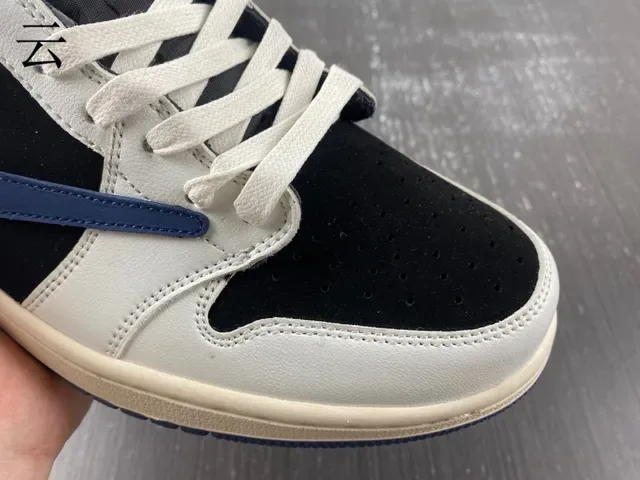 Nike White Navy Low-Top Silhouette Leather And Suede Paneling Lifestyle Sneakers 4