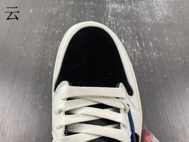 Nike White Navy Low-Top Silhouette Leather And Suede Paneling Lifestyle Sneakers 6