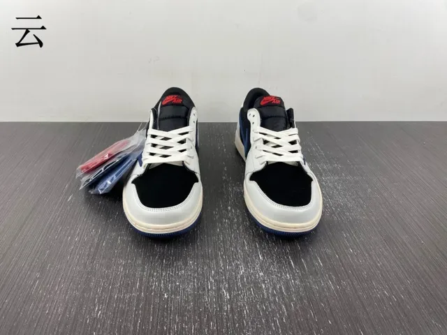 Nike White Navy Low-Top Silhouette Leather And Suede Paneling Lifestyle Sneakers 15