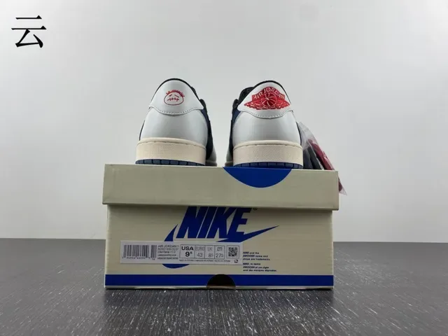 Nike White Navy Low-Top Silhouette Leather And Suede Paneling Lifestyle Sneakers 18