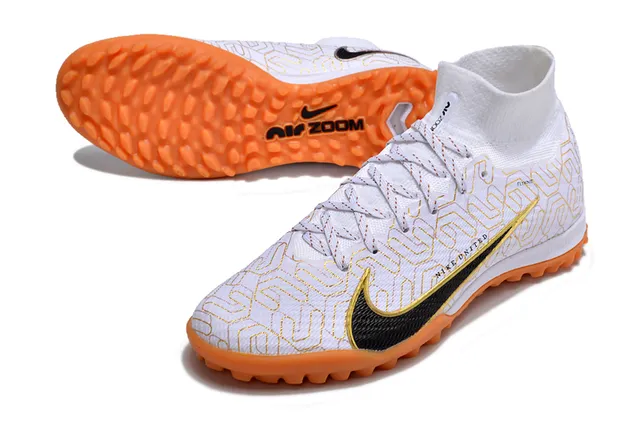 Nike Blanc Orange Haut-Coupé Col de Chaussette Ajusté Superposition Géométrique Ligne Dorée Overlay Chaussures Football Gazon 3