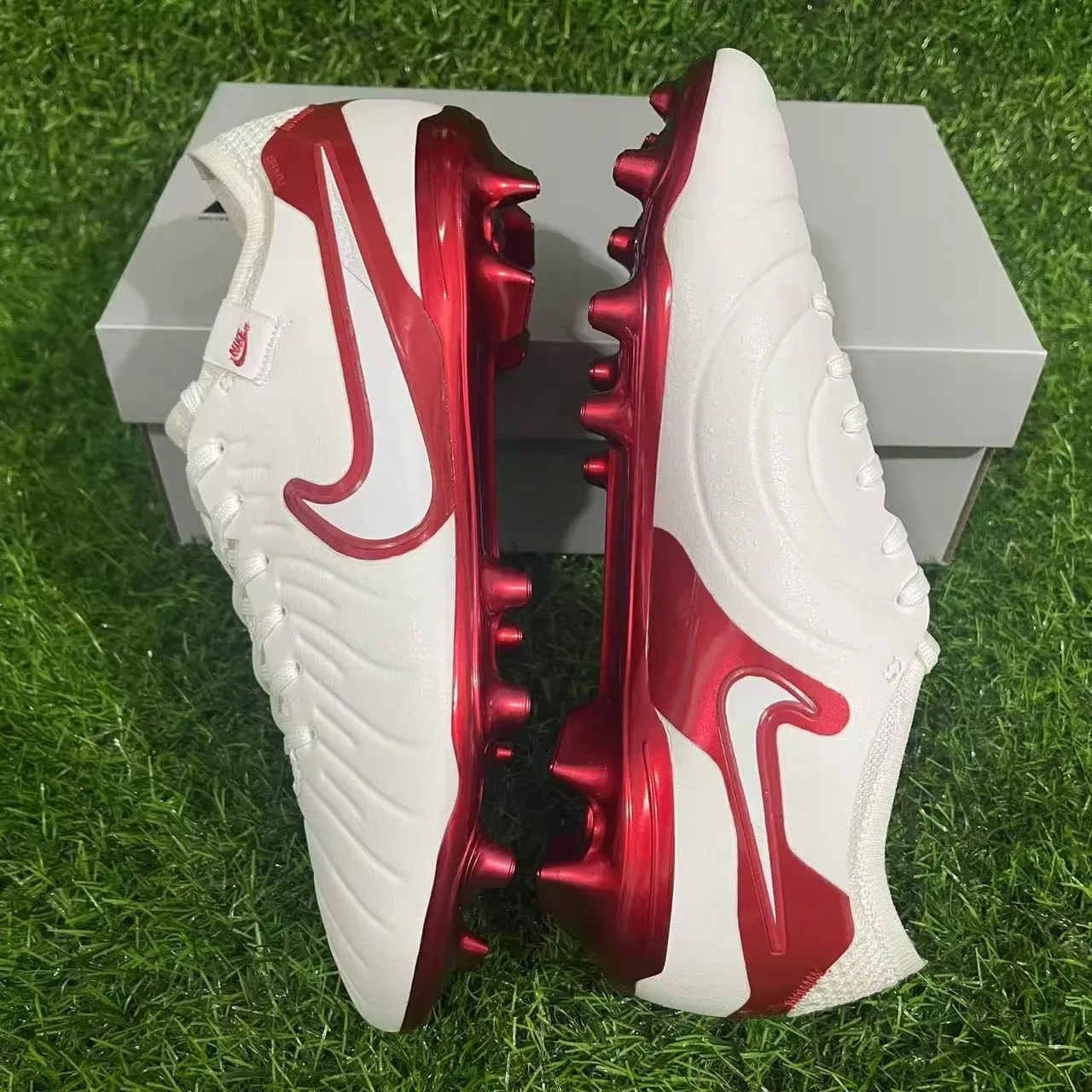 Nike أحذية كرة القدم أبيض أحمر بوتي منخفض بناء لامع معدني أكسنتس أرض صلبة أحذية كرة القدم 2