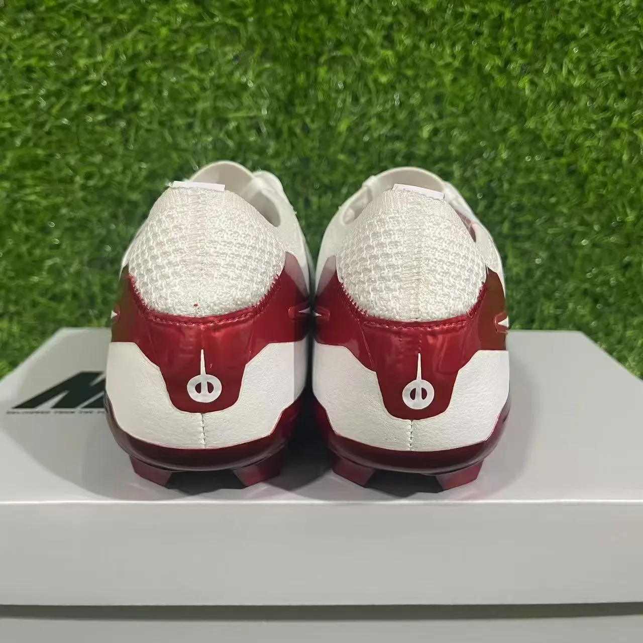 Nike أحذية كرة القدم أبيض أحمر بوتي منخفض بناء لامع معدني أكسنتس أرض صلبة أحذية كرة القدم 4