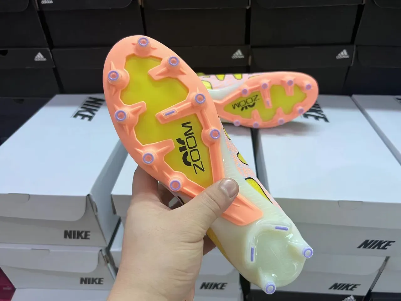 Nike Amarelo Laranja Alto-Corte Superior de Malha Estudos Conicos Solo Firme Sapatos de Futebol 9