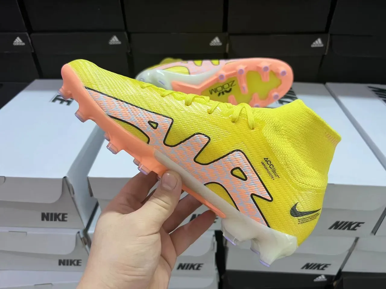 Nike Amarelo Laranja Alto-Corte Superior de Malha Estudos Conicos Solo Firme Sapatos de Futebol 11