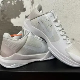 Nike Zoom Kobe IV चाँदी सफेद जीवनशैली जूते