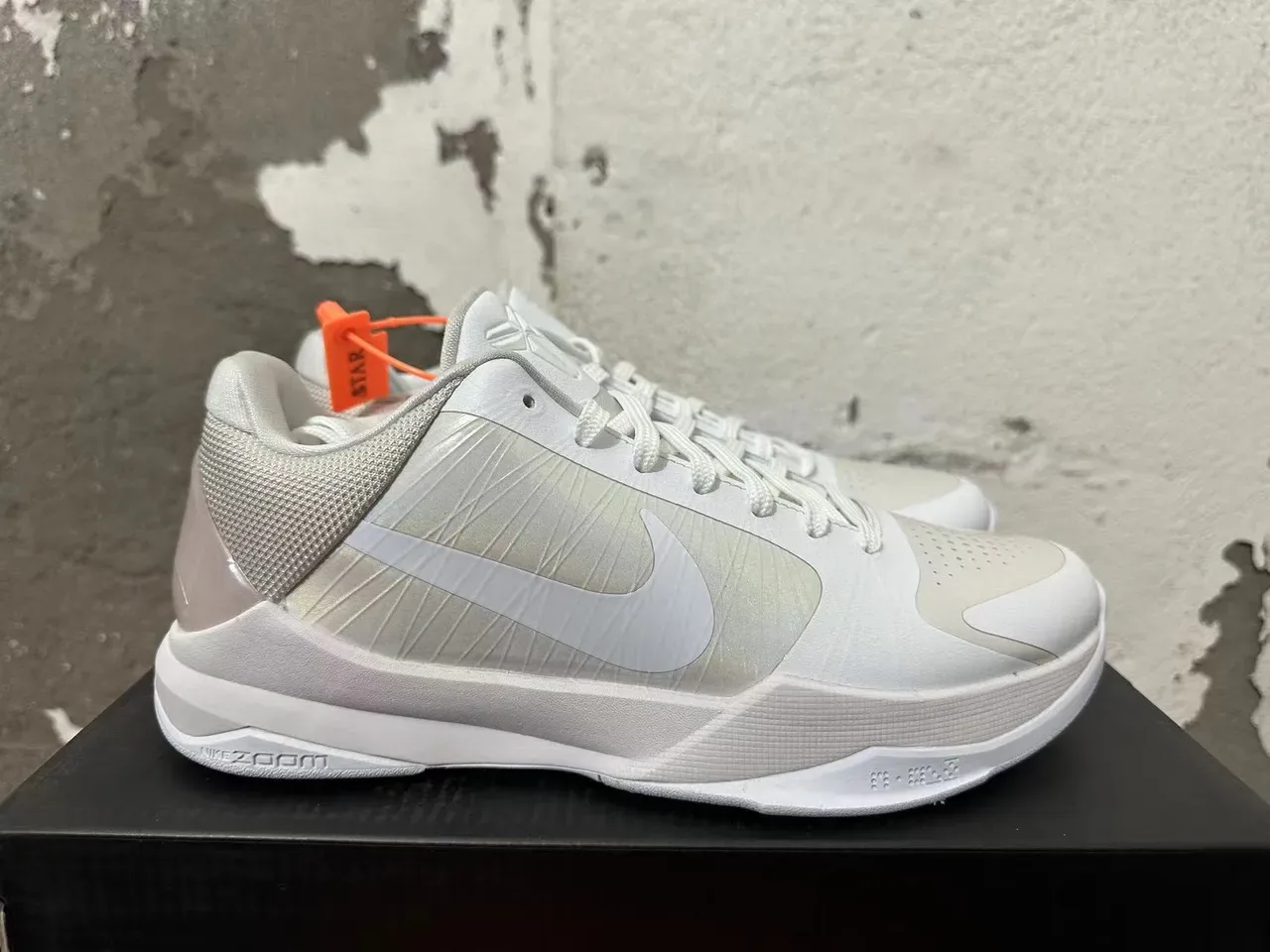 Nike Zoom Kobe IV Silver White Lifestyle Sneakers 4