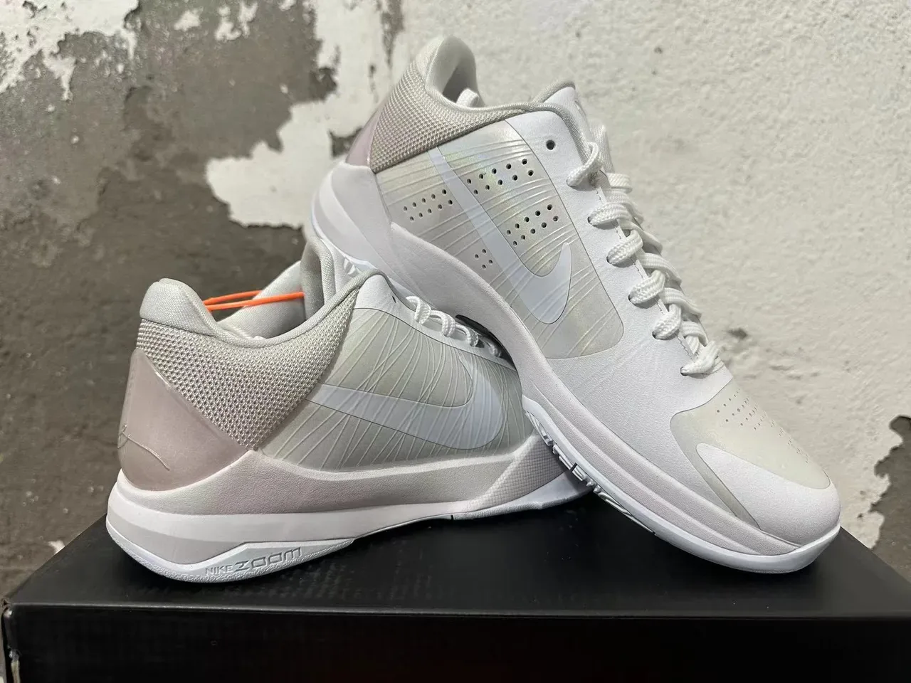 Nike Zoom Kobe IV Silver White Lifestyle Sneakers 5