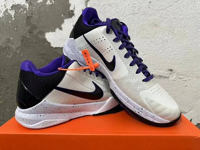 Nike Zoom Kobe IV أبيض بنفسجي أحذية كرة السلة 2