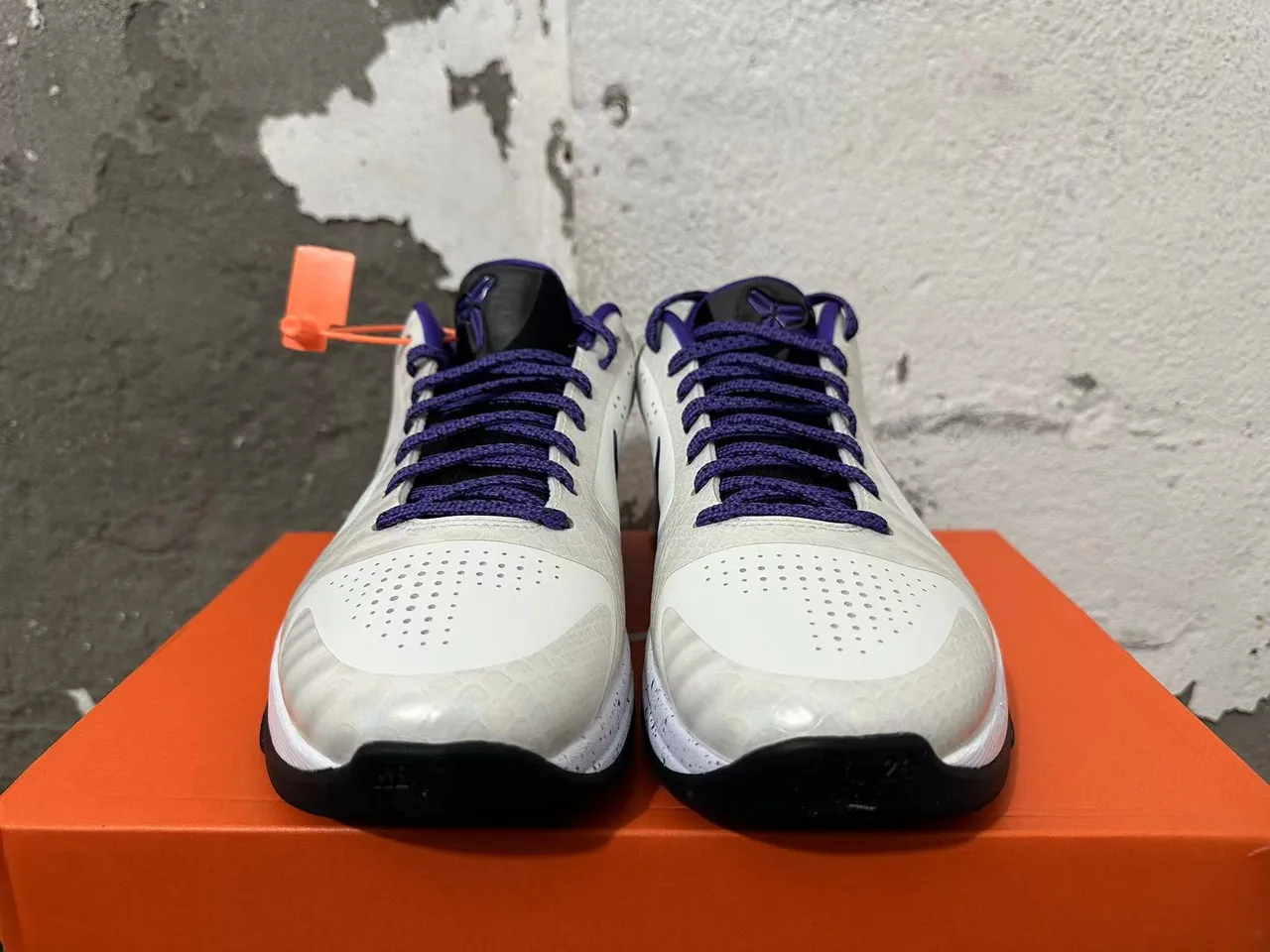 Nike Zoom Kobe IV أبيض بنفسجي أحذية كرة السلة 4