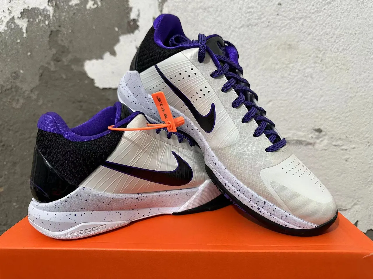 Nike Zoom Kobe IV أبيض بنفسجي أحذية كرة السلة 5