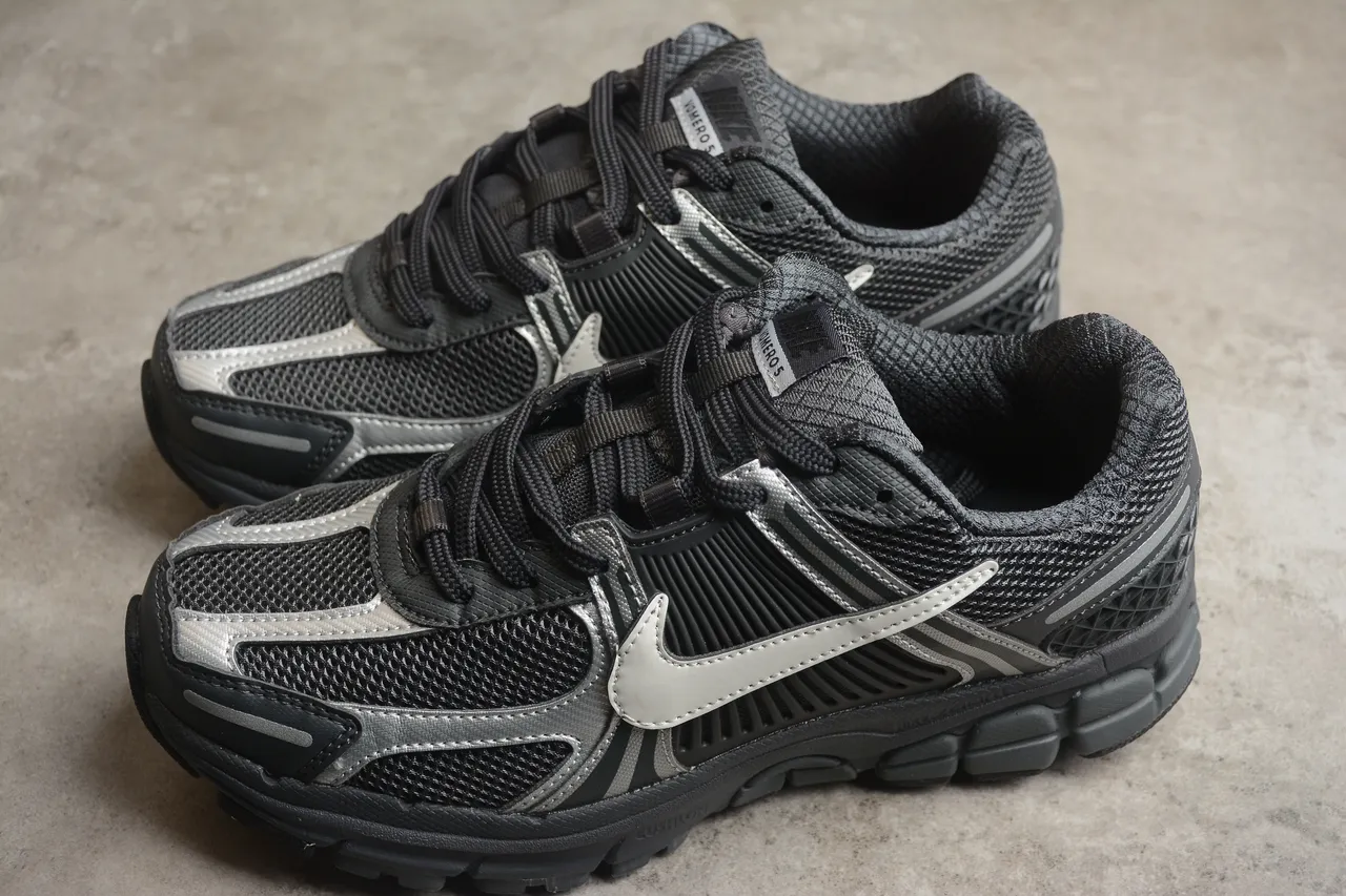 Nike Zoom Vomero 5 Black Gray Silver Running Shoes 8