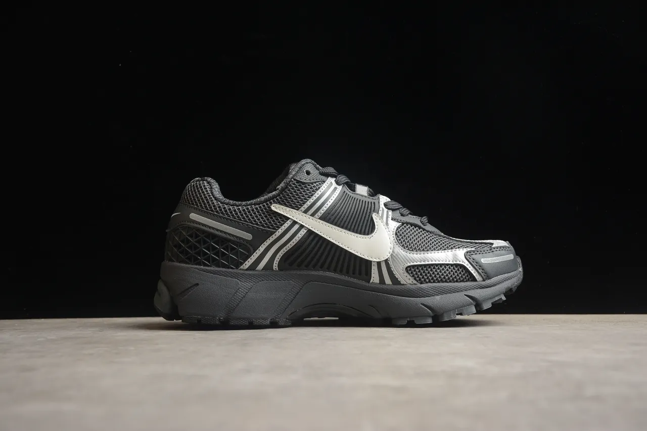 Nike Zoom Vomero 5 Black Gray Silver Running Shoes 12