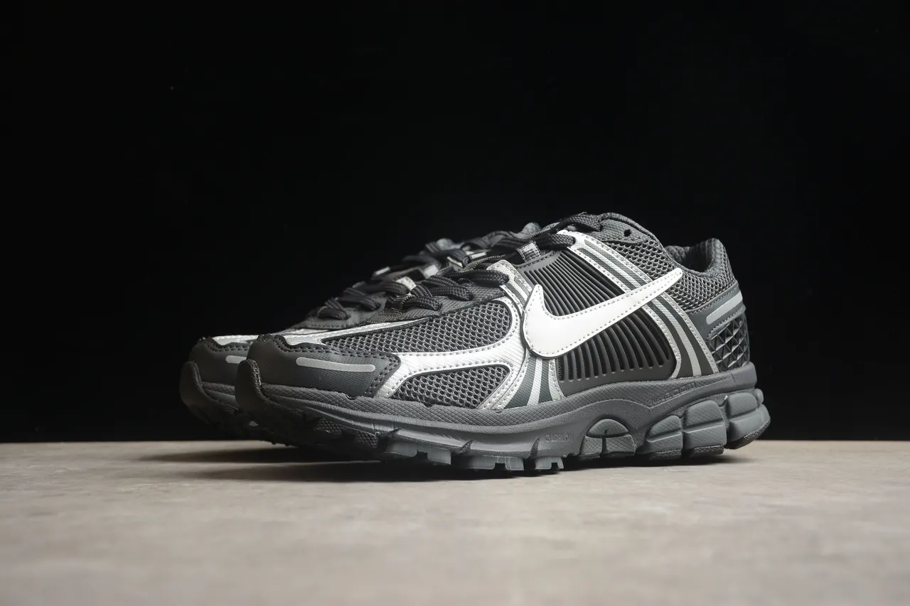 Nike Zoom Vomero 5 Black Gray Silver Running Shoes 13