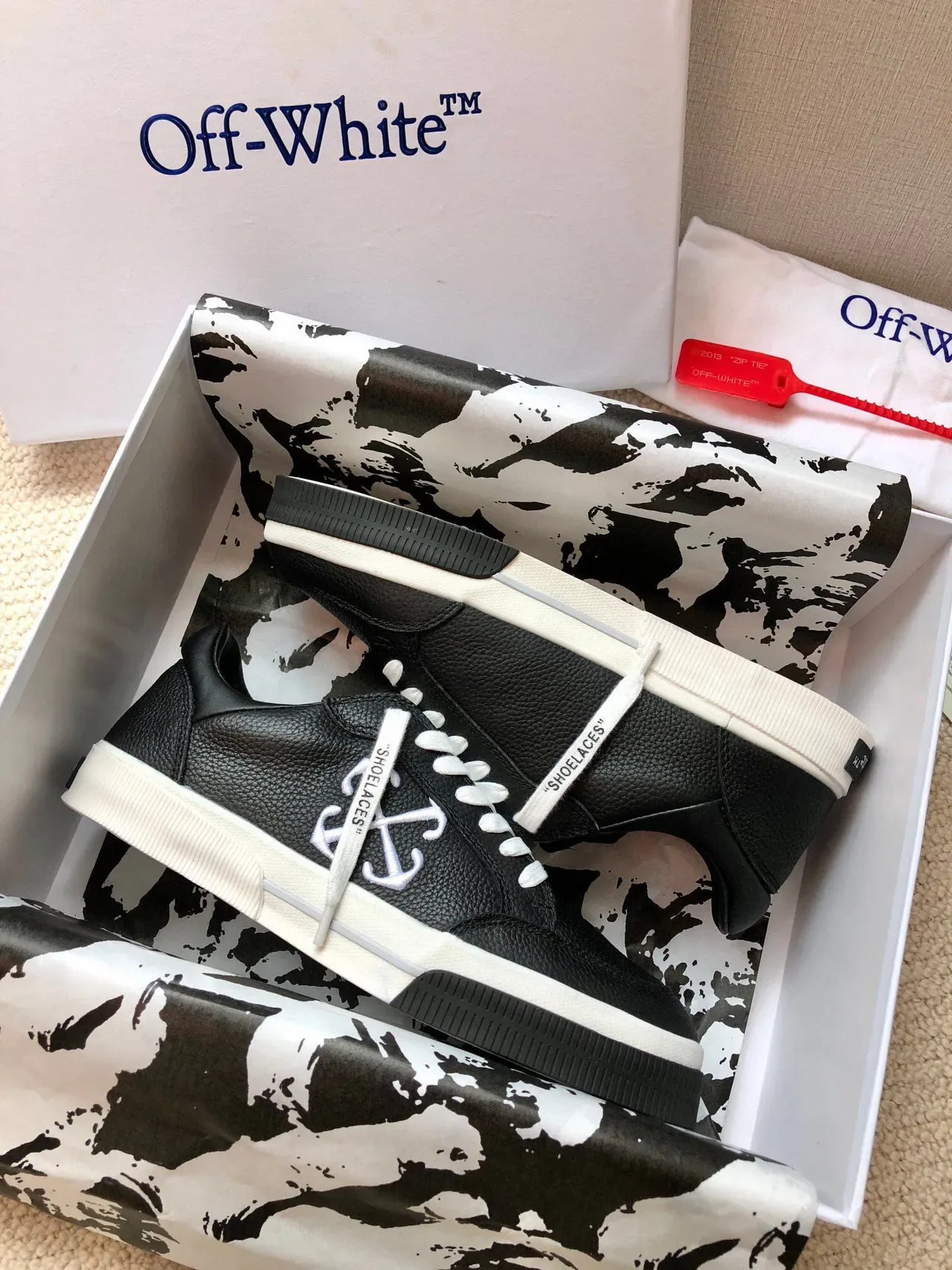 Off-White Chaussures Lifestyle avec Logo Industrial Cross en Cuir Granulé Noir 2