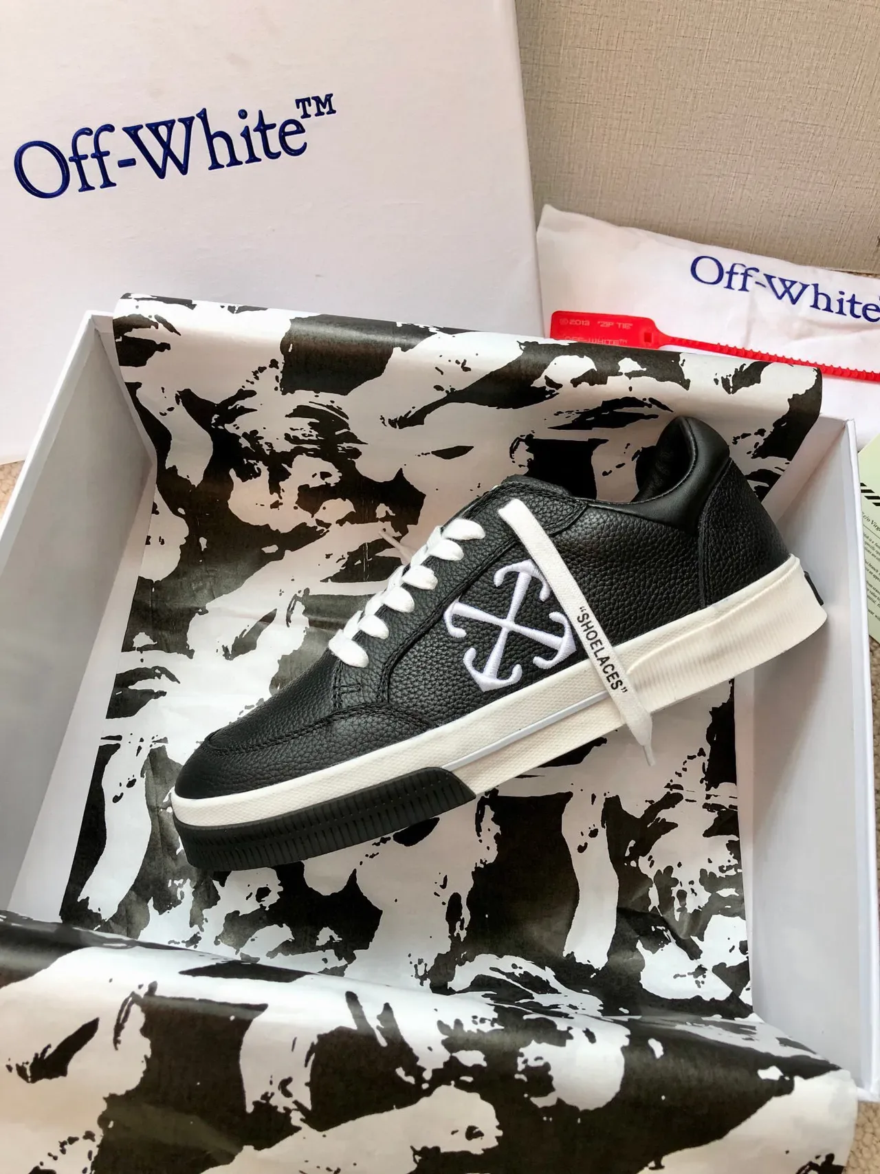 Off-White Chaussures Lifestyle avec Logo Industrial Cross en Cuir Granulé Noir 4
