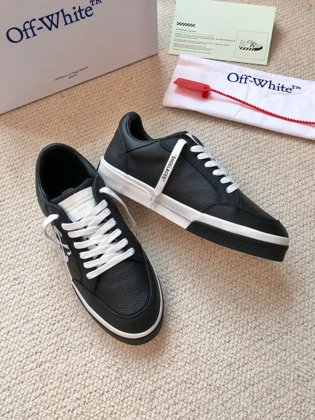 Off-White Chaussures Lifestyle avec Logo Industrial Cross en Cuir Granulé Noir 6