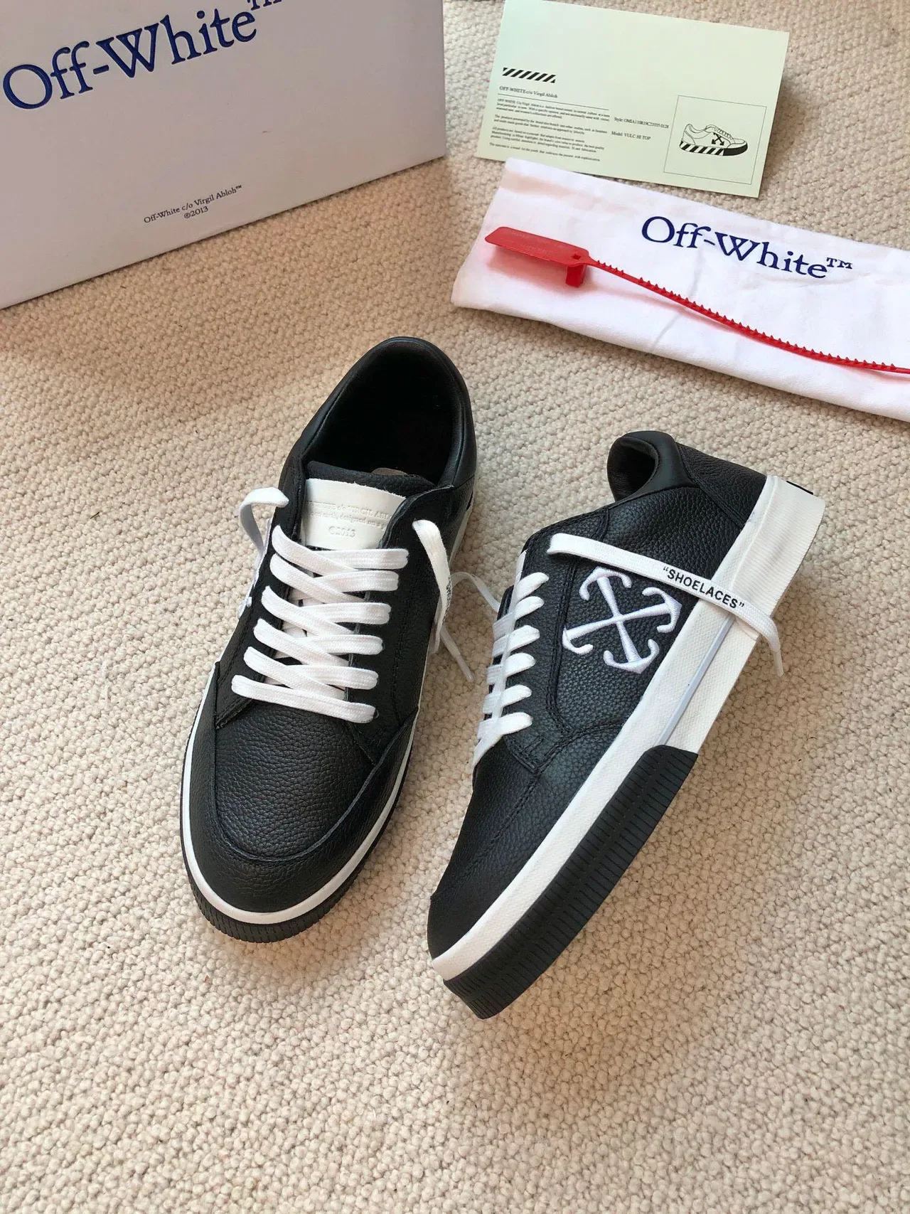 Off-White Chaussures Lifestyle avec Logo Industrial Cross en Cuir Granulé Noir 7