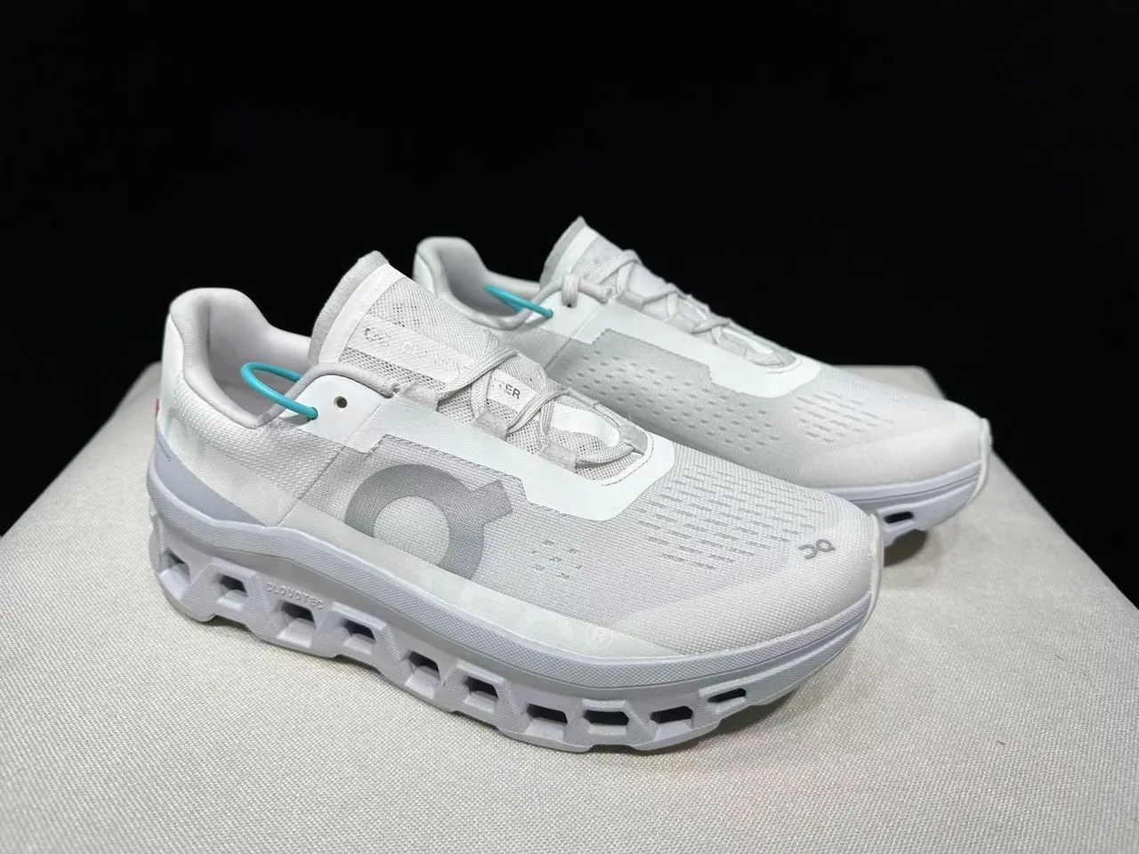 On Cloudmonster Blanco Azul Parte superior de malla ingenieril Suela intermedia hexagonal CloudTec Zapatos para correr 3