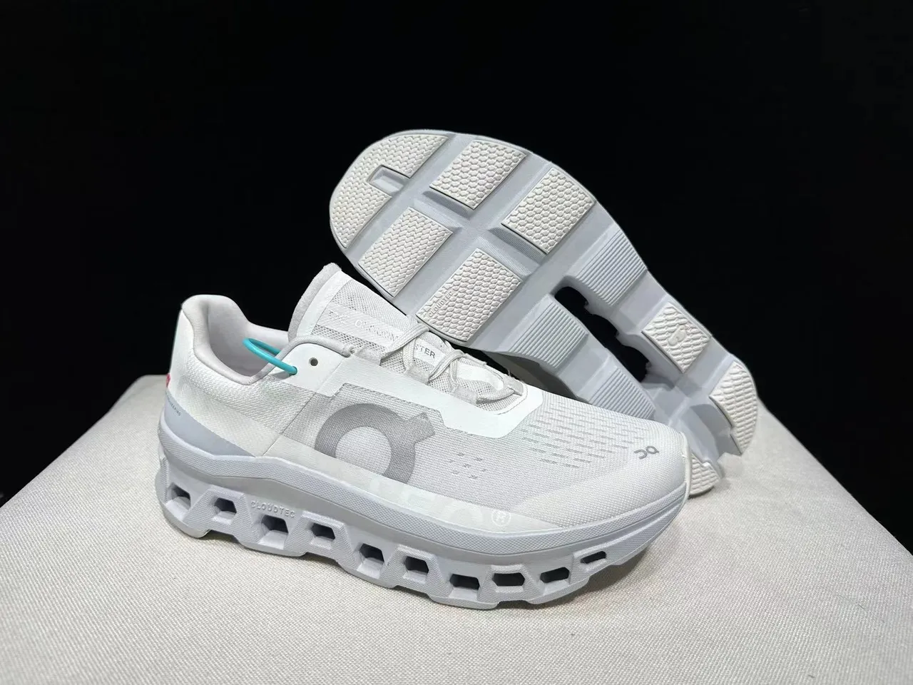 On Cloudmonster Blanco Azul Parte superior de malla ingenieril Suela intermedia hexagonal CloudTec Zapatos para correr 5