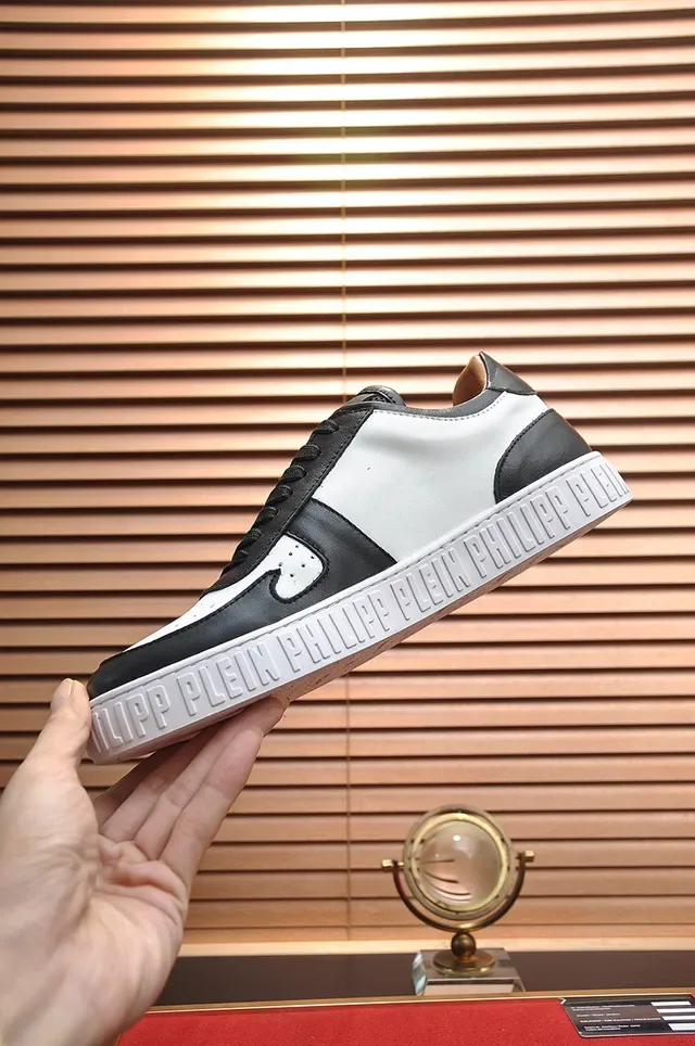Philipp Plein Sneakers lifestyle noir blanc graphique crâne et flamme semelle intermédiaire estampée branding 6