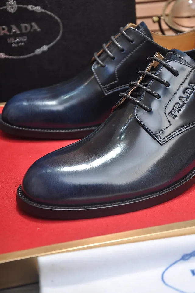 Prada Zapatos Oxford de cuero patentado negro y marrón brillante con punta de ala 2
