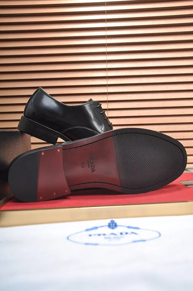Prada Zapatos Oxford de cuero patentado negro y marrón brillante con punta de ala 3