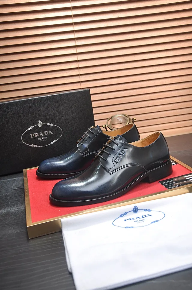 Prada Zapatos Oxford de cuero patentado negro y marrón brillante con punta de ala 4