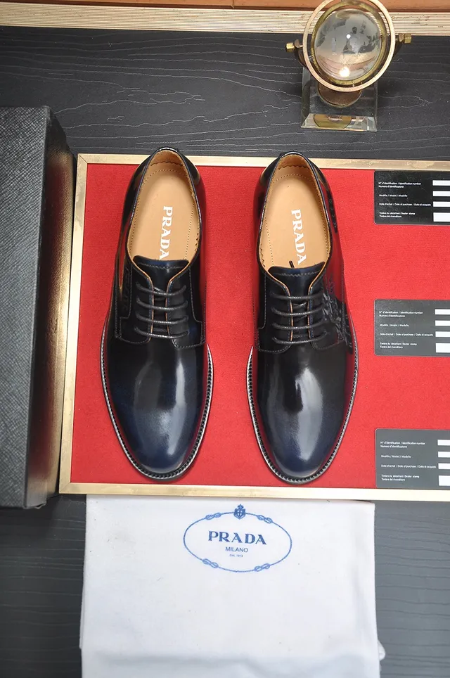Prada Zapatos Oxford de cuero patentado negro y marrón brillante con punta de ala 5