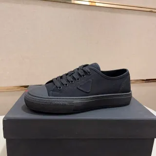 Prada Zapatillas Lifestyle negras con Parche de Logo Triangular en la Parte Superior de Canvas