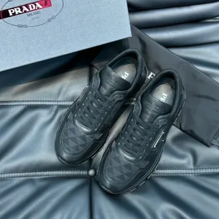 Prada Sneakers Lifestyle Cuir Noir et Gris Panneaux Géométriques