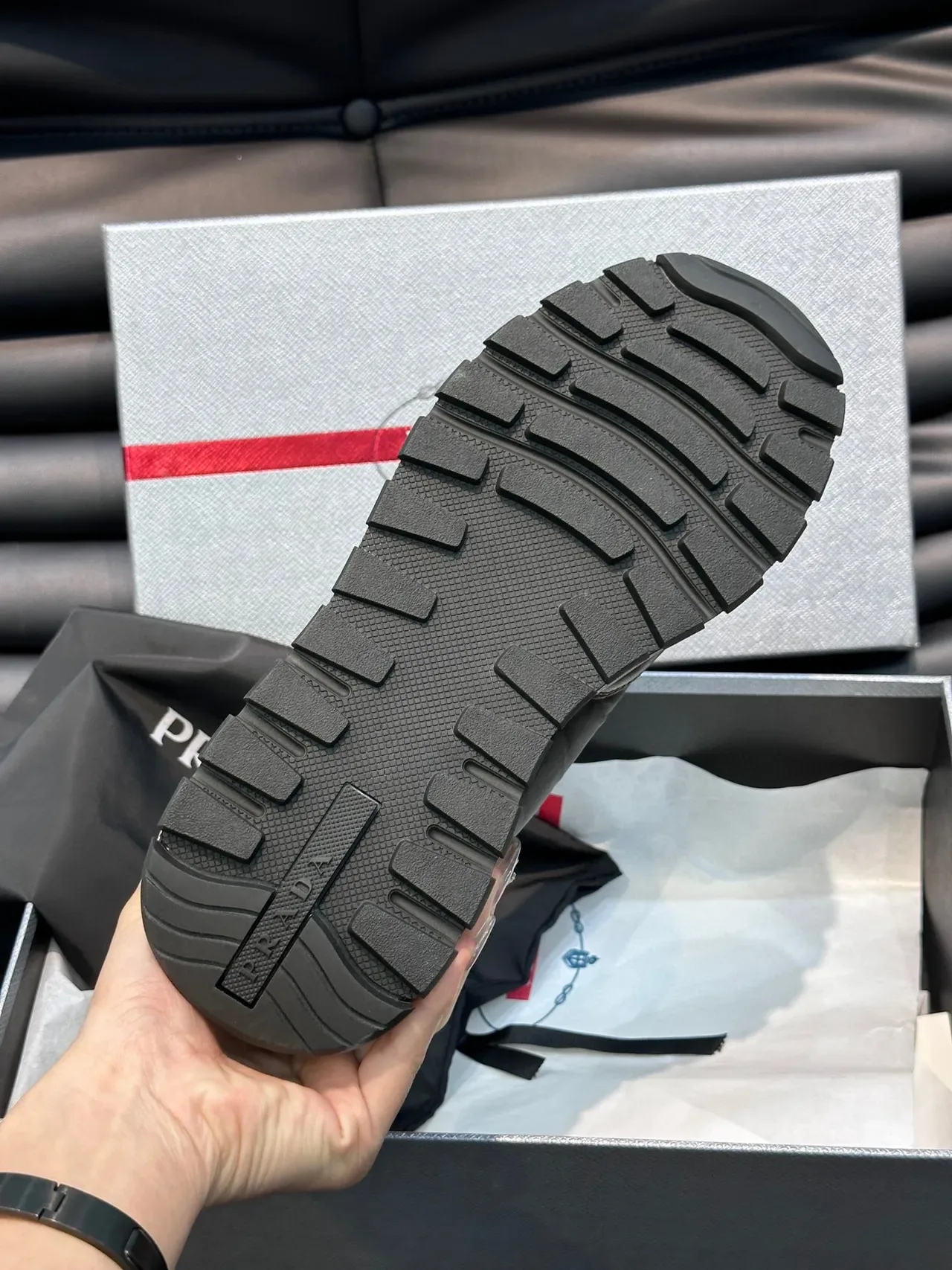 Prada काला ও ধূসর চামড়া জ্যামিতিক প্যানেল লাইফস্টাইল স্নিকার্স 2