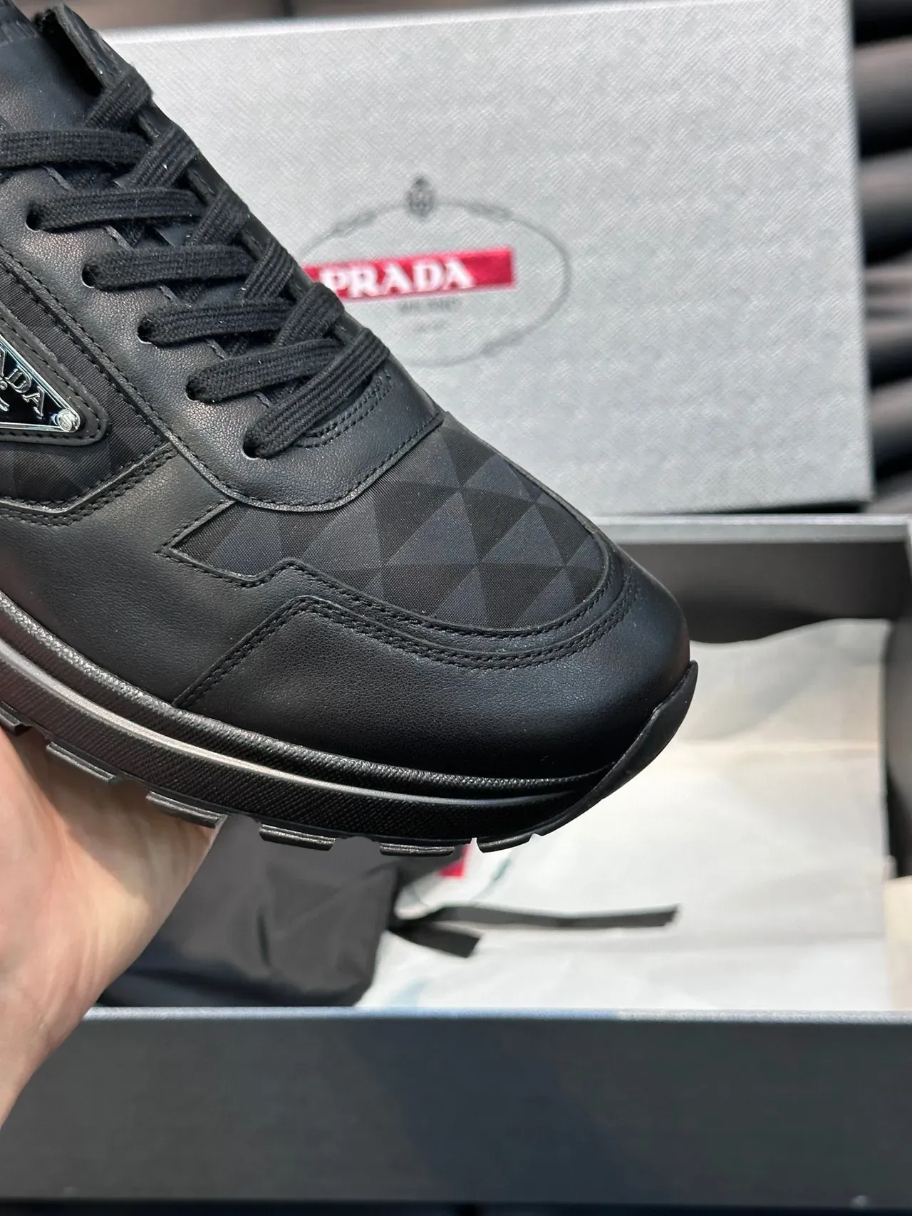 Prada काला ও ধূসর চামড়া জ্যামিতিক প্যানেল লাইফস্টাইল স্নিকার্স 3