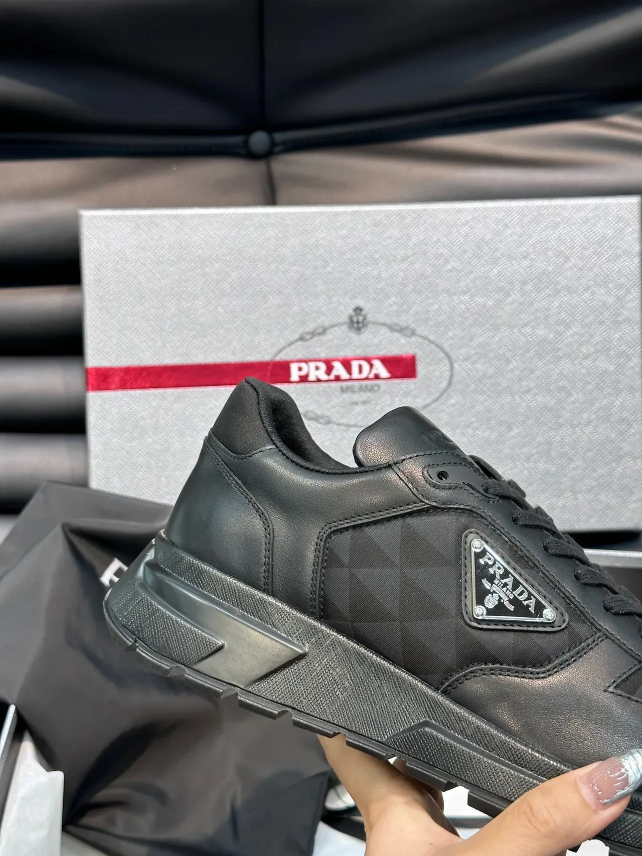 Prada काला ও ধূসর চামড়া জ্যামিতিক প্যানেল লাইফস্টাইল স্নিকার্স 4
