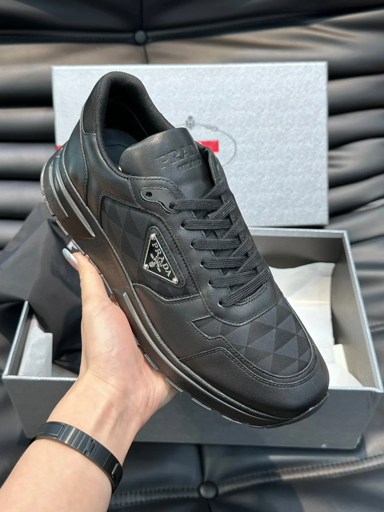 Prada काला ও ধূসর চামড়া জ্যামিতিক প্যানেল লাইফস্টাইল স্নিকার্স 5
