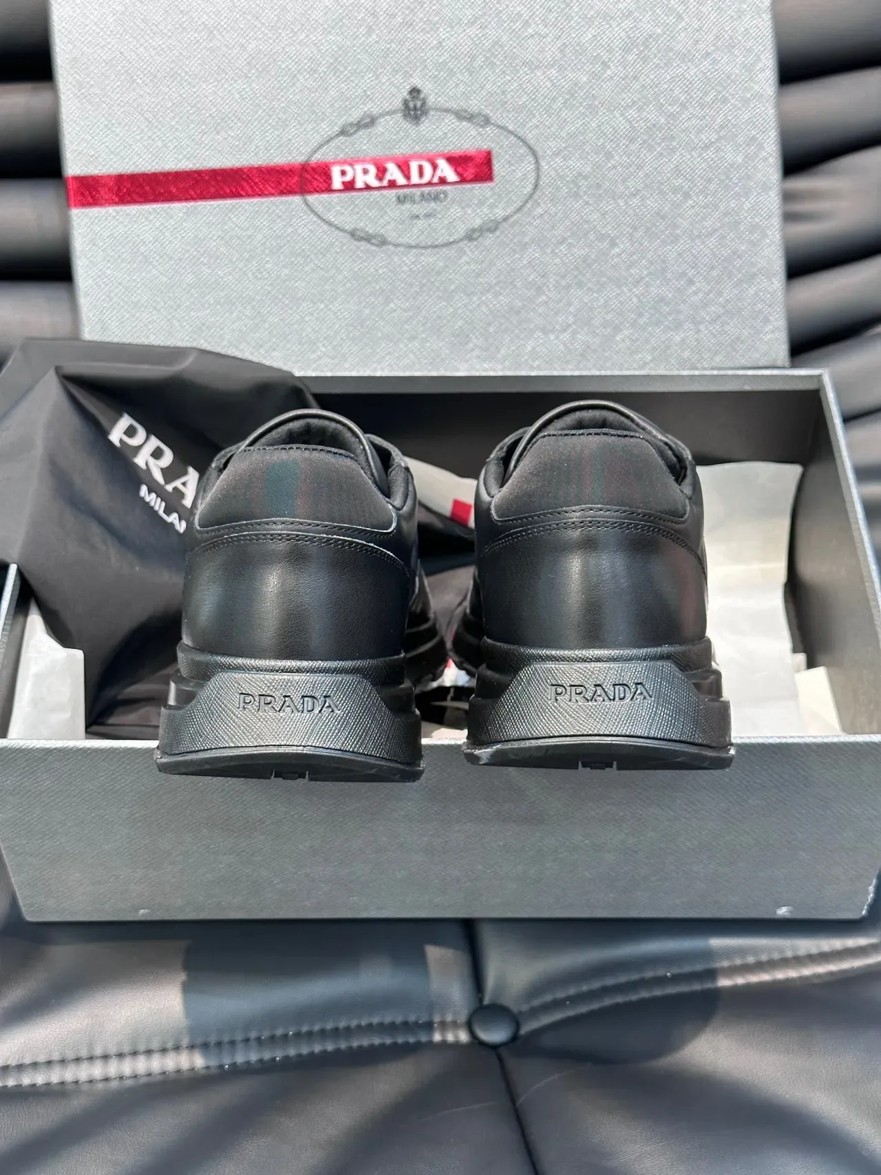 Prada काला ও ধূসর চামড়া জ্যামিতিক প্যানেল লাইফস্টাইল স্নিকার্স 6