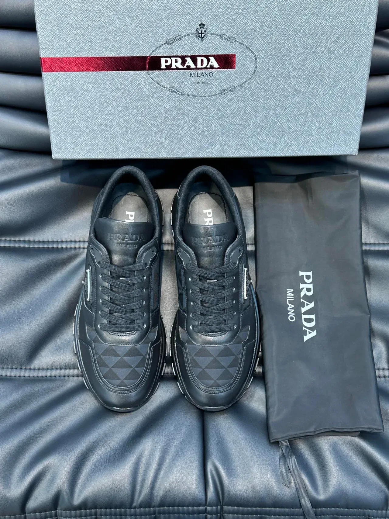Prada काला ও ধূসর চামড়া জ্যামিতিক প্যানেল লাইফস্টাইল স্নিকার্স 7