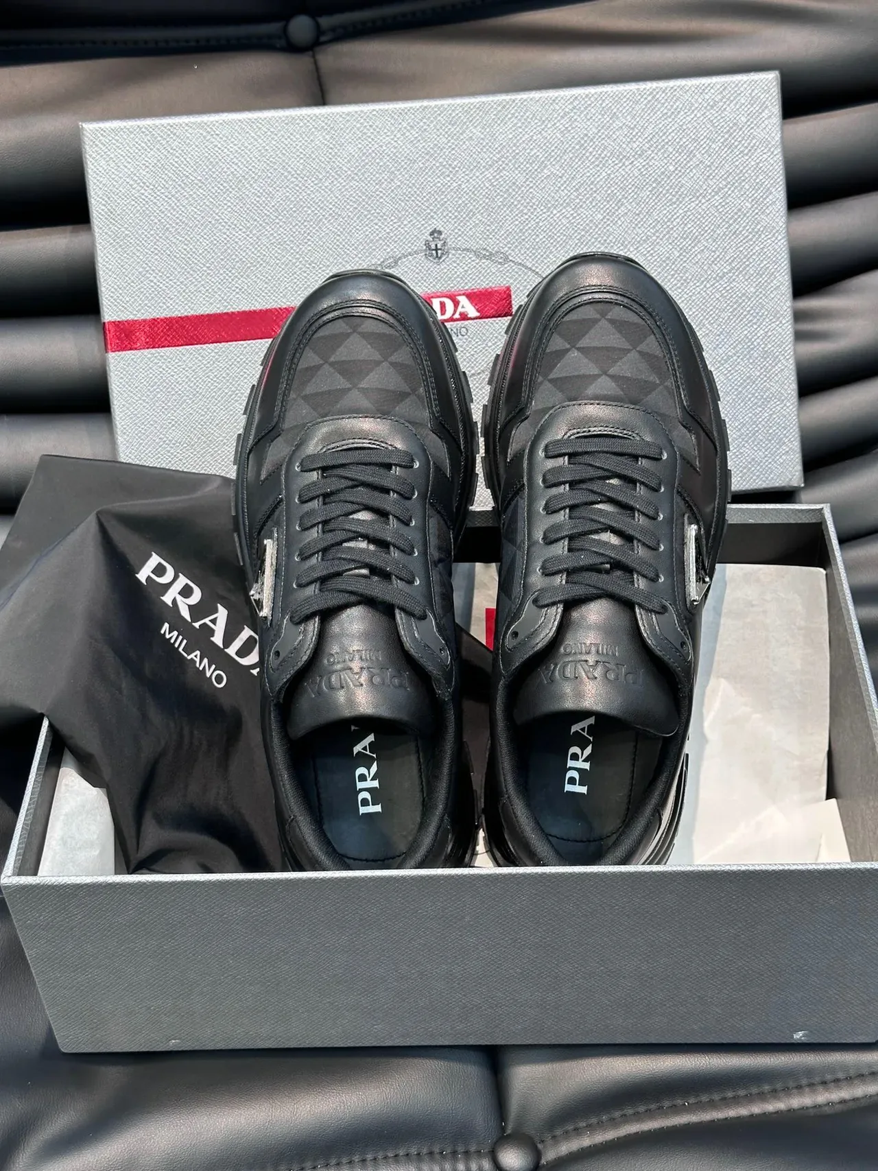Prada काला ও ধূসর চামড়া জ্যামিতিক প্যানেল লাইফস্টাইল স্নিকার্স 8
