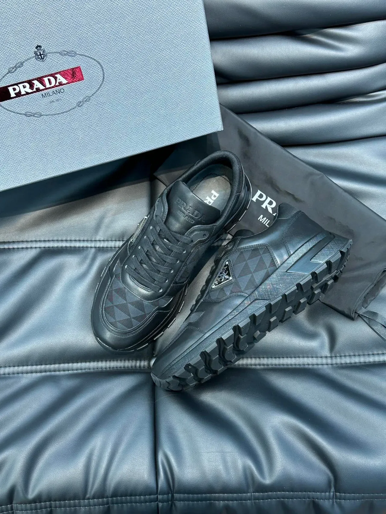 Prada काला ও ধূসর চামড়া জ্যামিতিক প্যানেল লাইফস্টাইল স্নিকার্স 9
