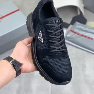 حذاء أسلوب الحياة Prada أسود شبكي وشيرد هجين علوي لوحة مثلثية شعار معدني