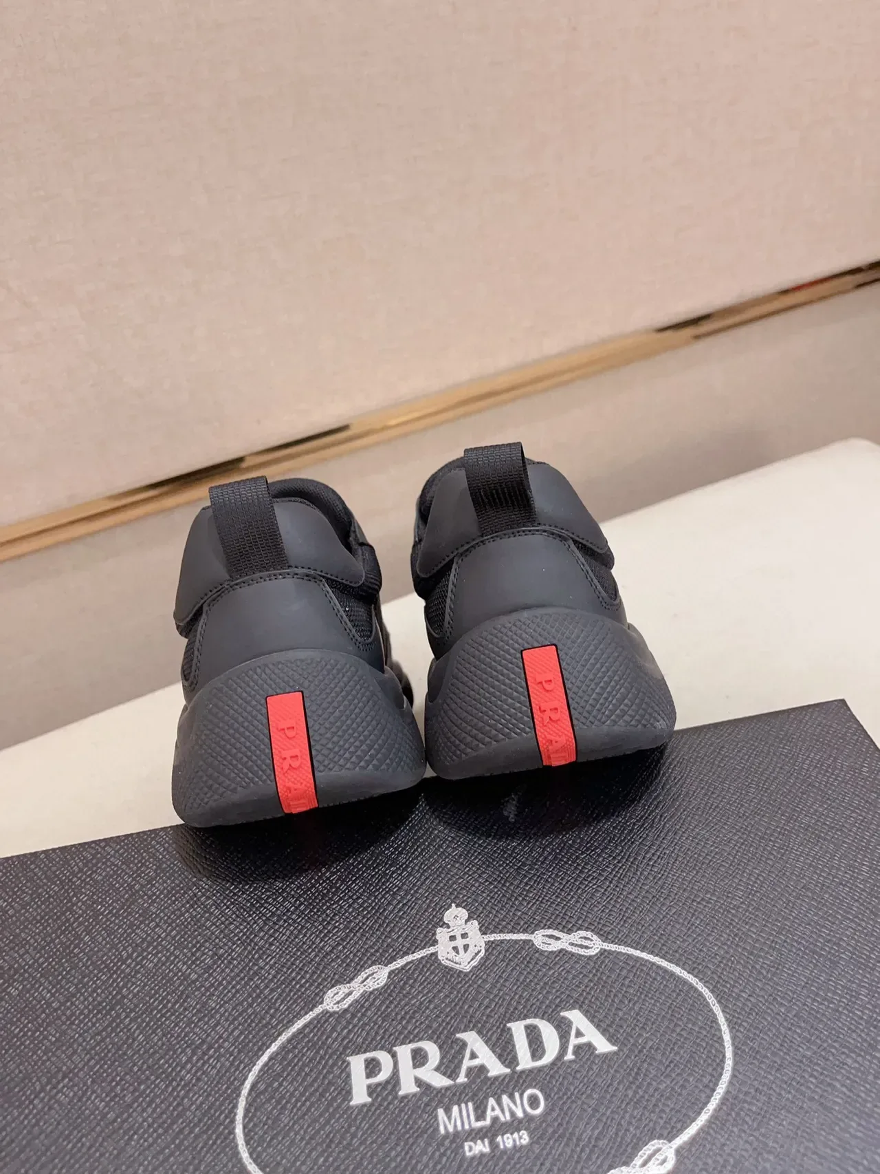 Prada Chaussures Lifestyle Noires Monochromes en Maille et Superposition Synthétique 8