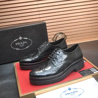 Prada Brogue Wingtip Negro con Acentos de Cuero Patent Glossy