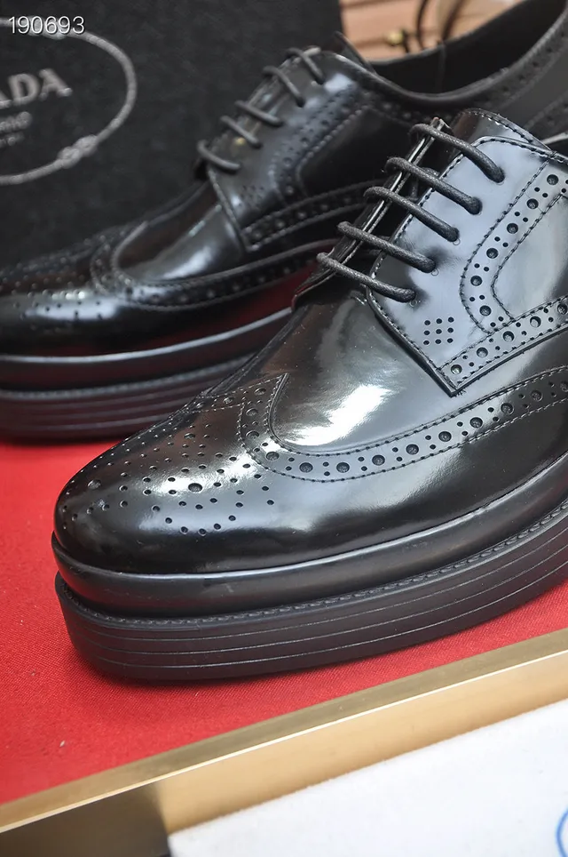 Prada Brogue Wingtip Preto com Acentos de Couro Patent Glossy 3