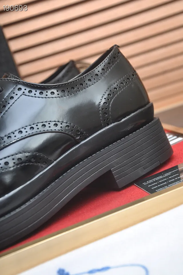 Prada Brogue Wingtip Preto com Acentos de Couro Patent Glossy 4