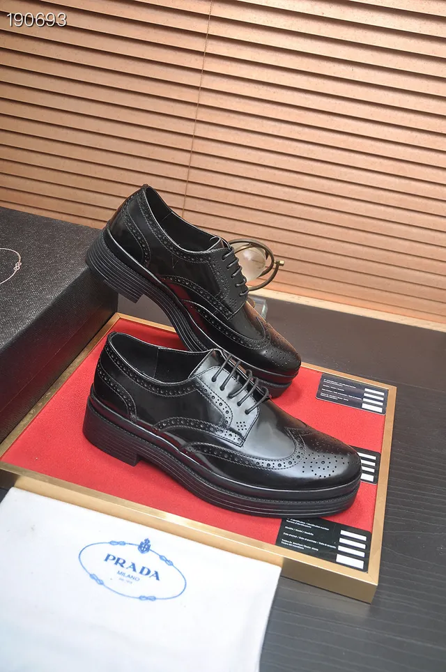 Prada Brogue Wingtip Preto com Acentos de Couro Patent Glossy 5