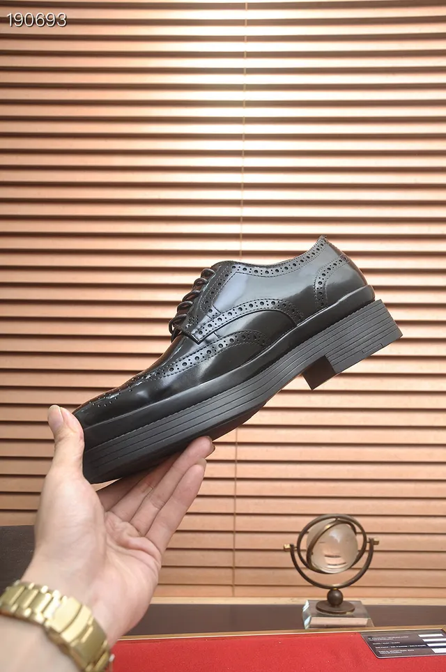 Prada Brogue Wingtip Preto com Acentos de Couro Patent Glossy 6